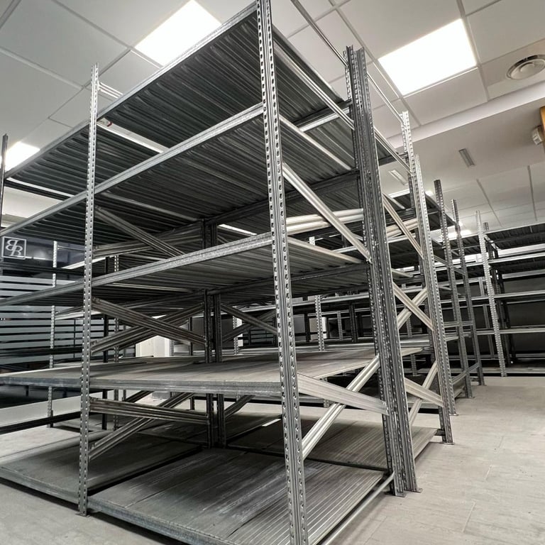 Scaffalature metalliche con ripiani per il prelievo manuale